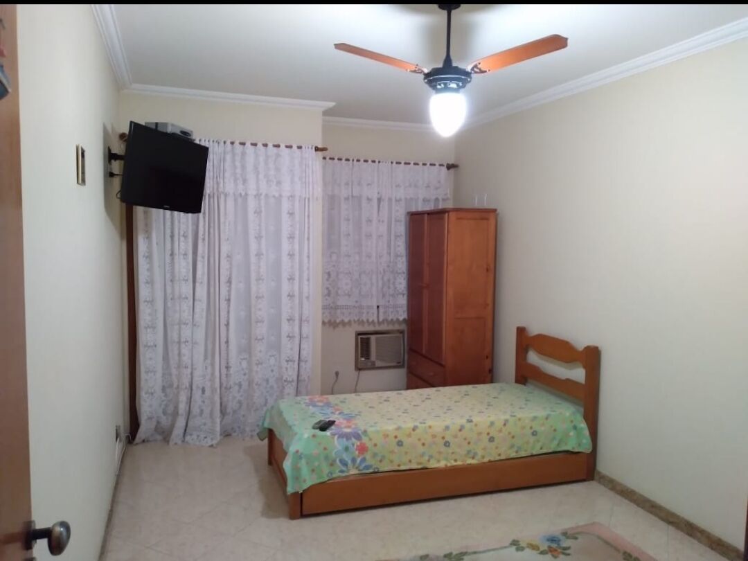 House in cond. with private beach, 4 qtos, pool, barbecue, sauna + court.