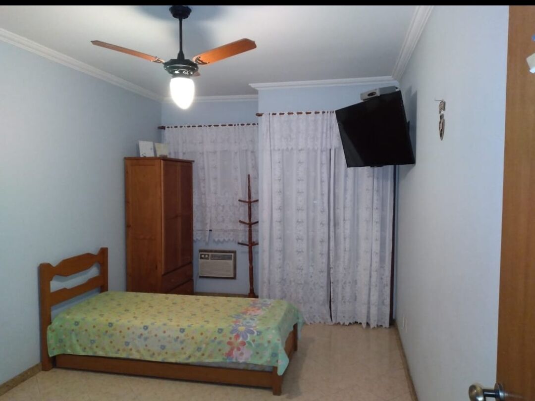 House in cond. with private beach, 4 qtos, pool, barbecue, sauna + court.