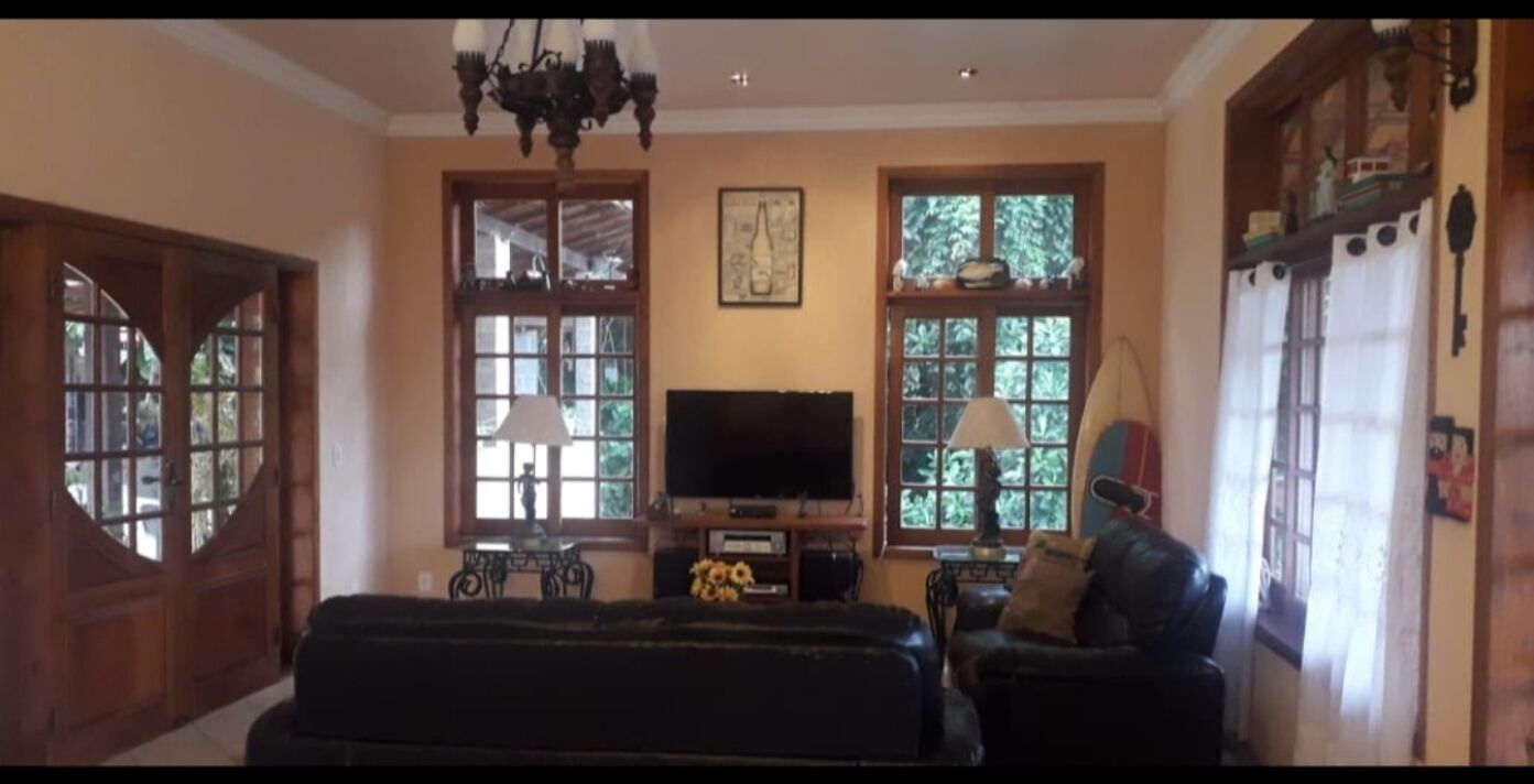 House in cond. with private beach, 4 qtos, pool, barbecue, sauna + court.