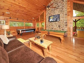 Smart TV y chimenea 