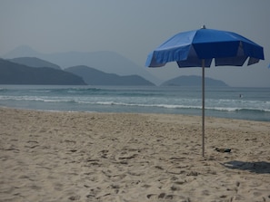 Plage, chaises longues