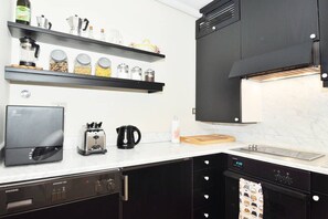 Kühlschrank, Mikrowelle, Ofen, Herdplatte