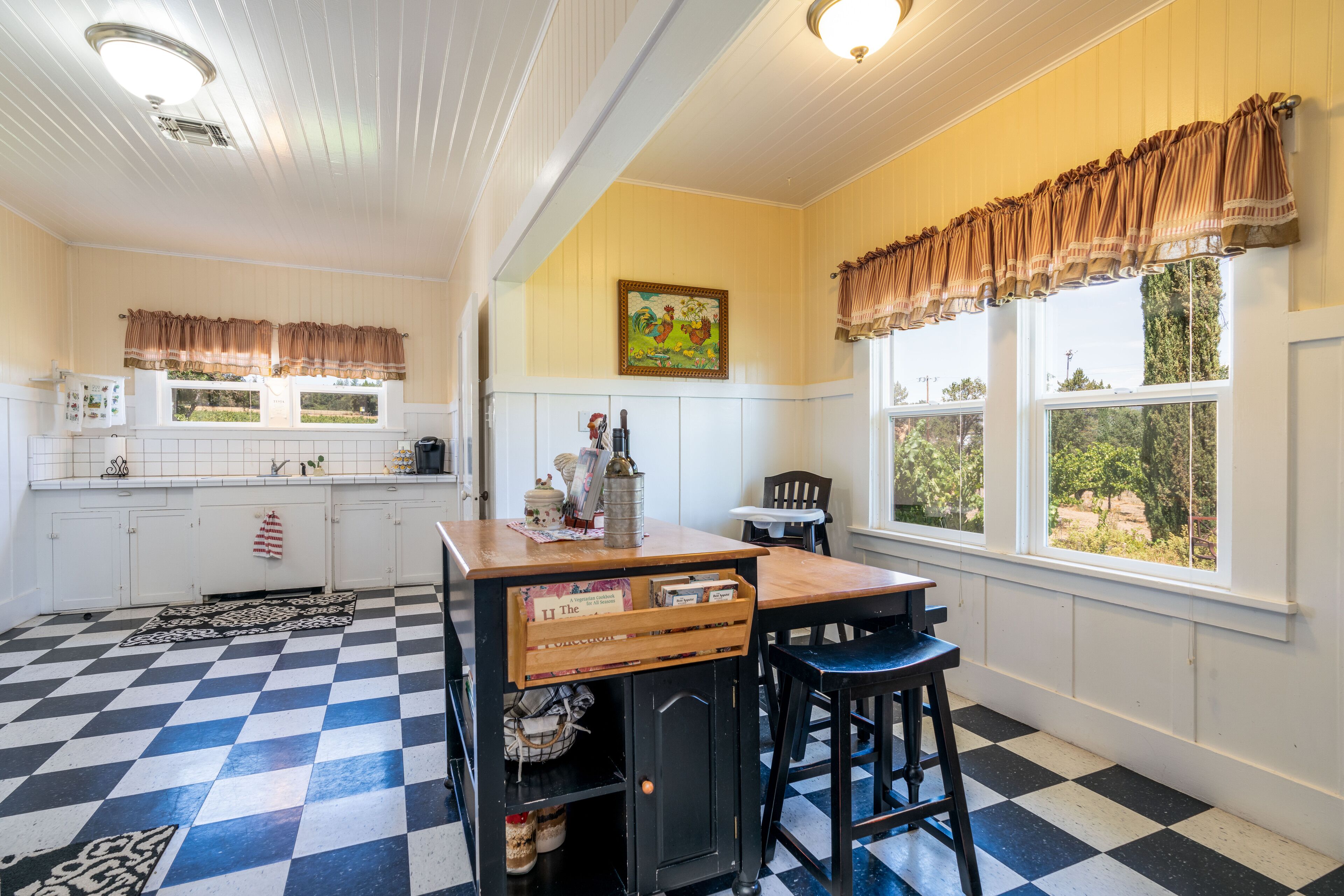 Beautiful Vineyard Farmhouse 