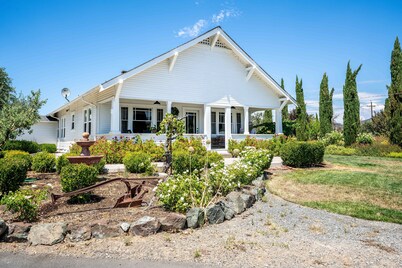 Beautiful Vineyard Farmhouse 