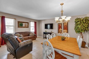 TV, fireplace - Kelley's Southern Comfort - Scenic views including Duncan Bridge! (Arley)