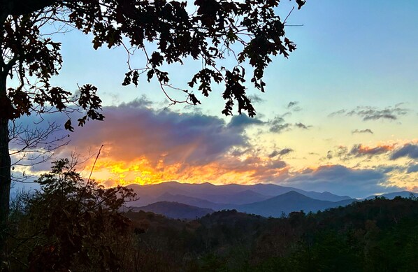 Un paysage montagneux au coucher du soleil.
