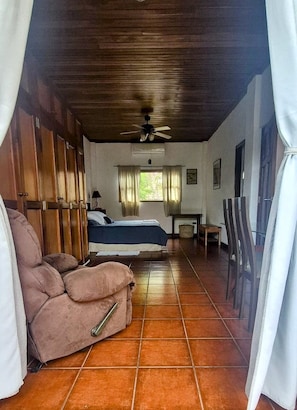 5 Schlafzimmer, Zimmersafe, Schreibtisch, Bügeleisen/Bügelbrett