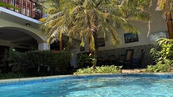 Una piscina al aire libre