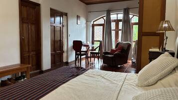 5 Schlafzimmer, Zimmersafe, Schreibtisch, Bügeleisen/Bügelbrett