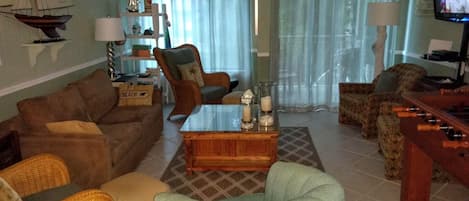 TV connectée, jeux vidéo, lecteur de DVD, baby-foot