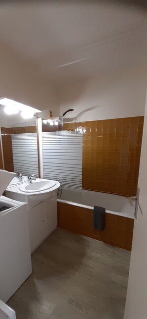 シャワー付き浴槽、ヘアドライヤー