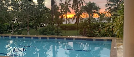 Una piscina al aire libre