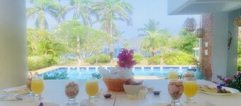 カサデラスフローレストロピカルロッジインザシー-ガーデンズ-ファミリー-フレンドリーの前