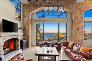 Smart TV, chimenea, reproductor de DVD y estéreo 