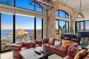 Una Smart TV, una chimenea, un reproductor de DVD