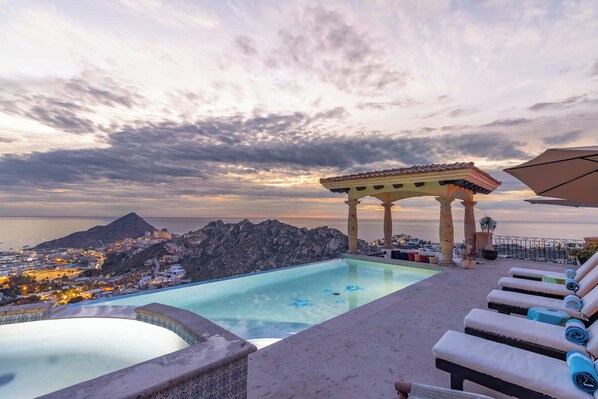 Una piscina cubierta, una piscina climatizada