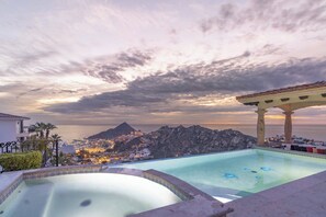 Alberca techada y alberca climatizada