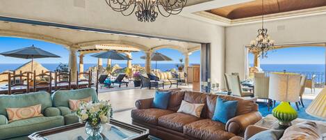 Smart-TV, Kamin, DVD-Player, Stereoanlage