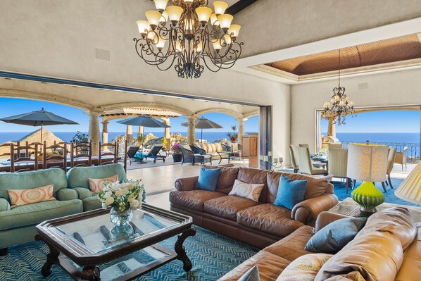 Smart TV, chimenea, reproductor de DVD y estéreo 