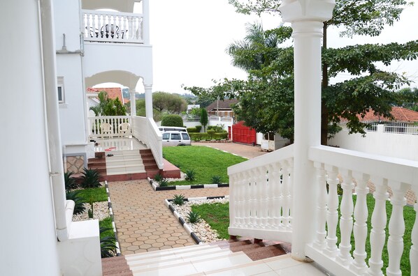 Property grounds - Muyenga Vacation Home – Luxury Apartment (Kampala)