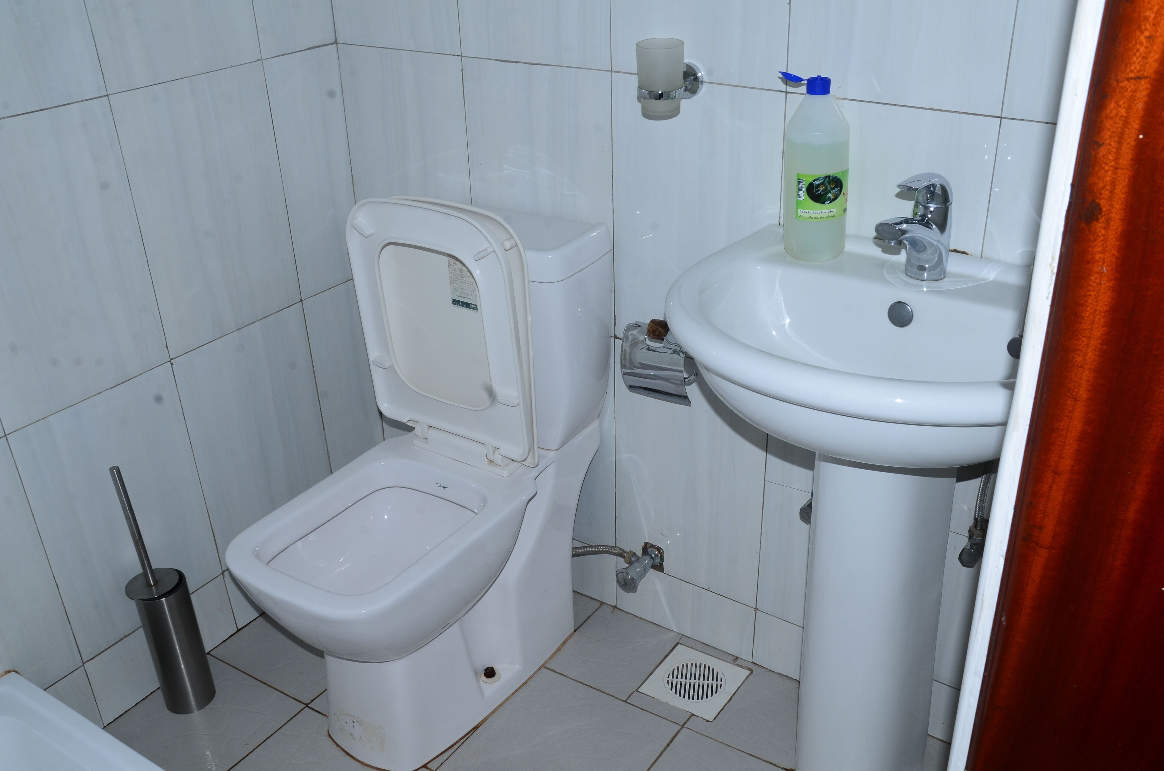 Een douche, een haardroger, handdoeken, toiletpapier