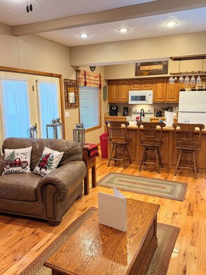 Interior - Convenient Prime Location, Exceptional reviews!! We would love to host you. (Pigeon Forge)