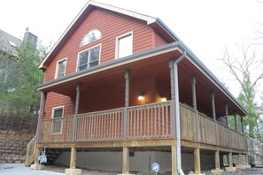 Exterior - Convenient Prime Location, Exceptional reviews!! We would love to host you. (Pigeon Forge)
