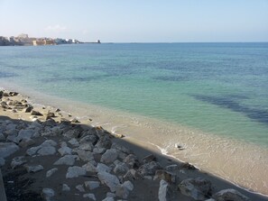 Una playa cerca, toallas de playa