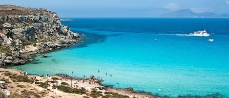 Playa en los alrededores y toallas de playa 