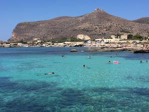 Una playa cerca, toallas de playa