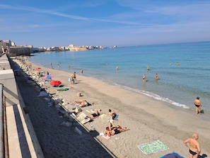 Una playa cerca, toallas de playa