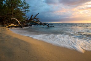 On the beach - Waialea Bay Beachfront Home with AC (Kamuela)