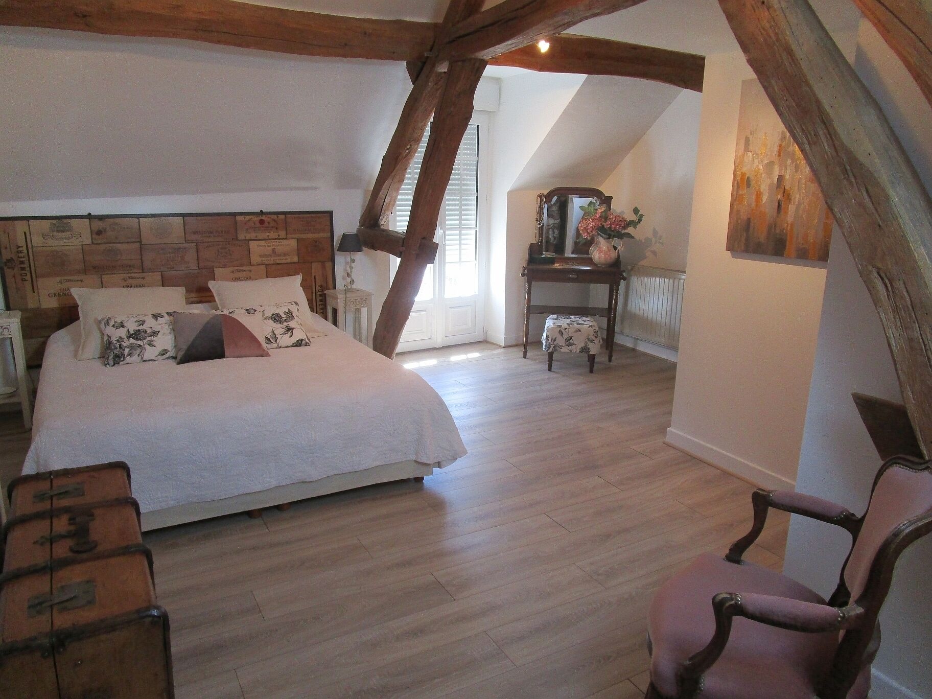 8 室のベッドルーム、デスク、アイロン / アイロン台、旅行用ベビーベッド