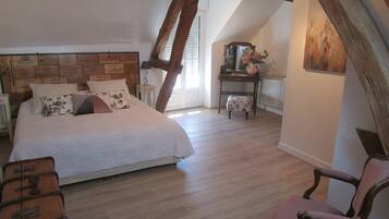 8 camere, una scrivania, ferro/asse da stiro, culla da viaggio