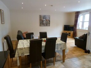 Dining - Oatalnds Self Catering Let 'The Farrow' (Hillsborough)