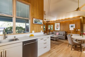 Fridge, microwave, oven, stovetop - Steps to Waialea Bay, AC, updated home (Kamuela)