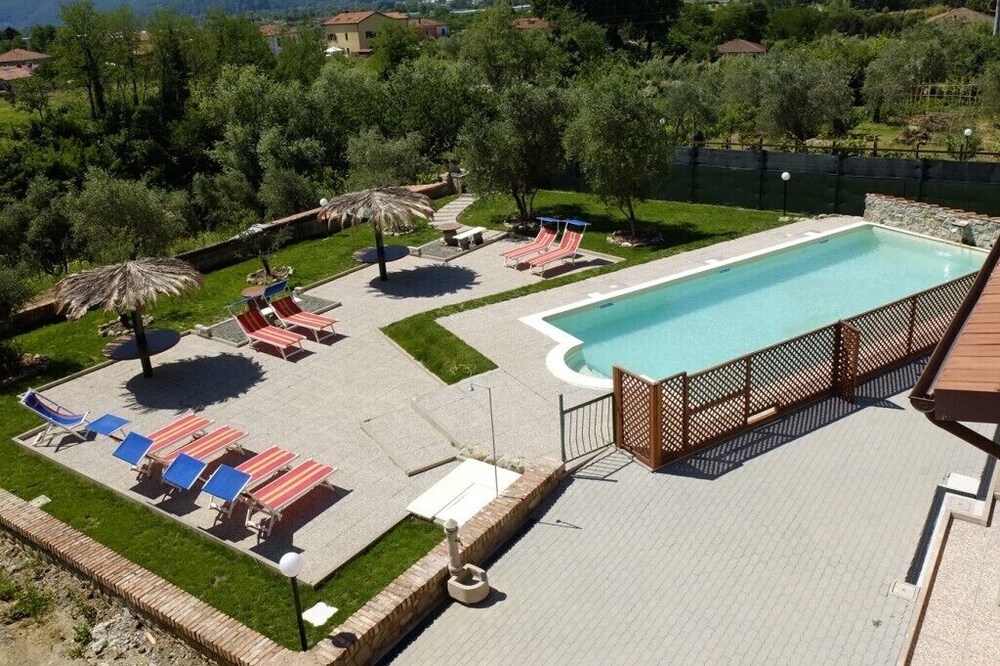 La Fonda Holiday House: Apartment With Pool, Garden And Parking