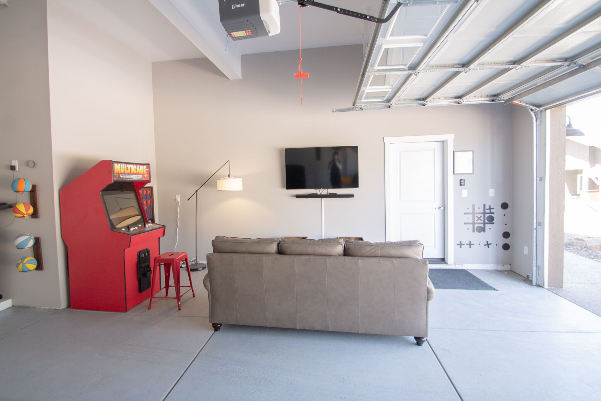 Downtown New Modern Mountain Home with Game Room- Large Groups Welcome!