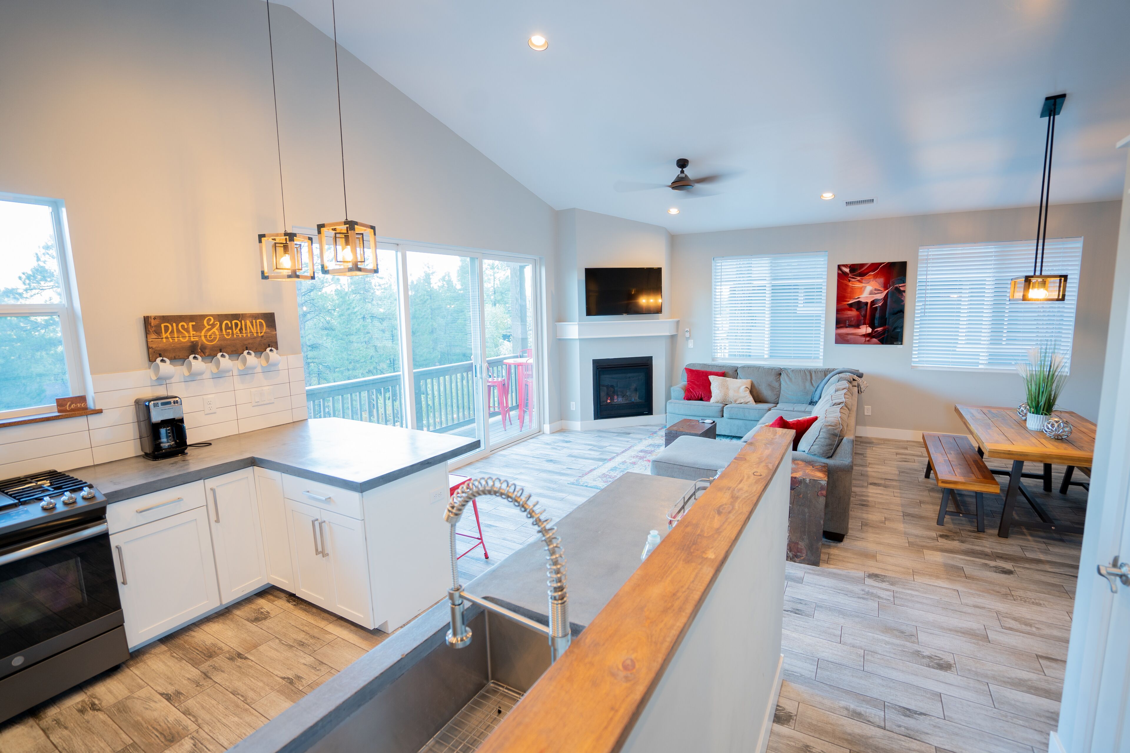 Downtown New Modern Mountain Home with Game Room- Large Groups Welcome!