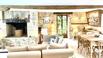 Smart TV, chimenea, reproductor de DVD, futbolito