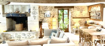 Dordogne Farmhouse, Private Heated Pool, Garden, Wi-Fi,  all mod cons sleeps 8+