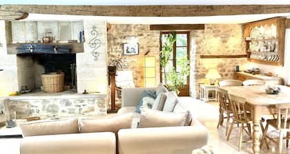 Dordogne Farmhouse, piscina climatizada privada, jardín, Wi-Fi, todas las comodidades modernas para 8+