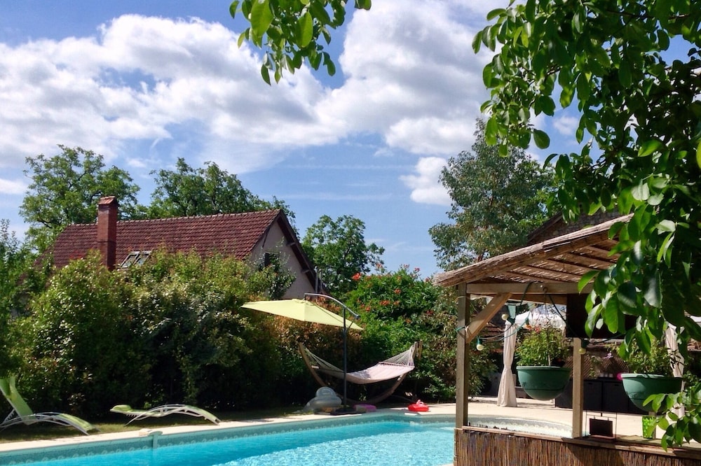 Dordogne Farmhouse, Private Heated Pool, Garden, Wi-Fi, all mod cons sleeps 8+