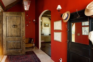5 bedrooms, iron/ironing board, WiFi, bed sheets