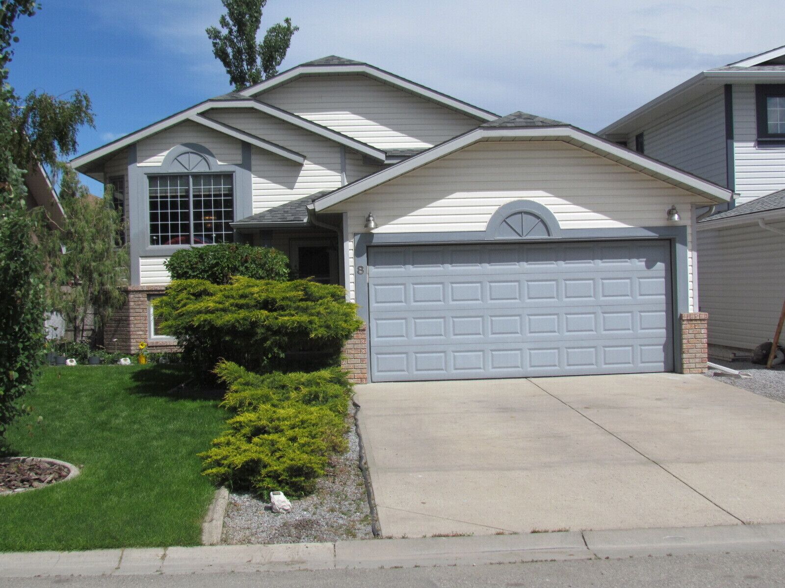 Lake Sundance - Executive Furnished Three Bedroom Upper Duplex