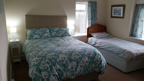 3 quartos, ferros/tábuas de passar roupa, berço de viagem