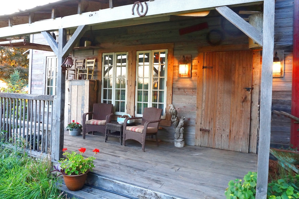 Cabin rental near Cedar Point, Lake Erie, with Hot Tub, Campfire Pit, Gas Grill