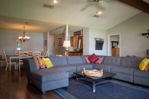 Smart TV, caminetto, lettore DVD, libri