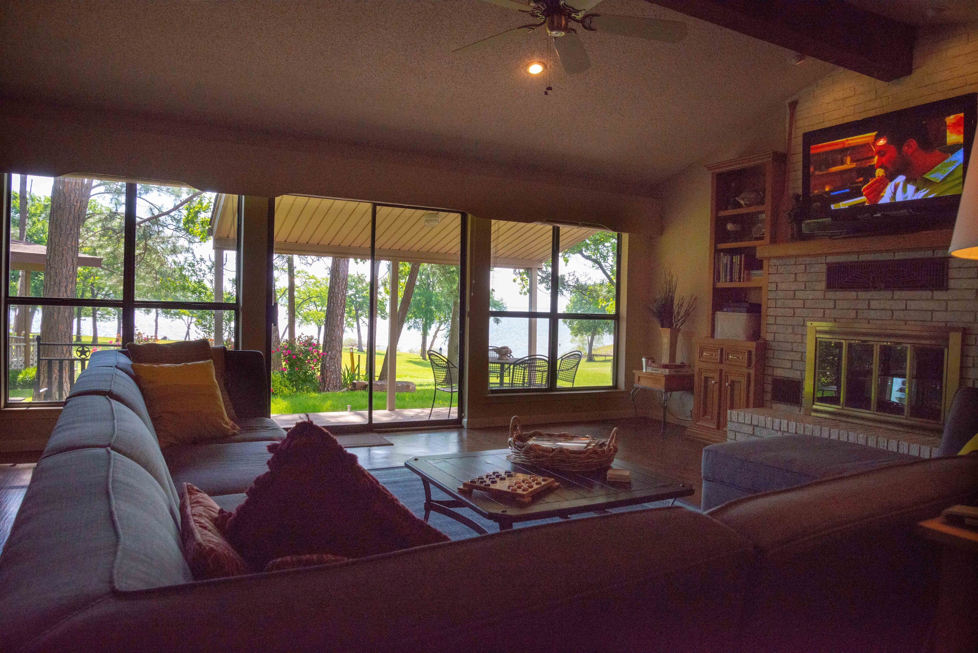 Smart TV, chimenea, reproductor de DVD y libros 