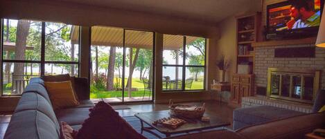 تلفزيون ذكي، مدفأة، مشغل دي في دي، كُتُب